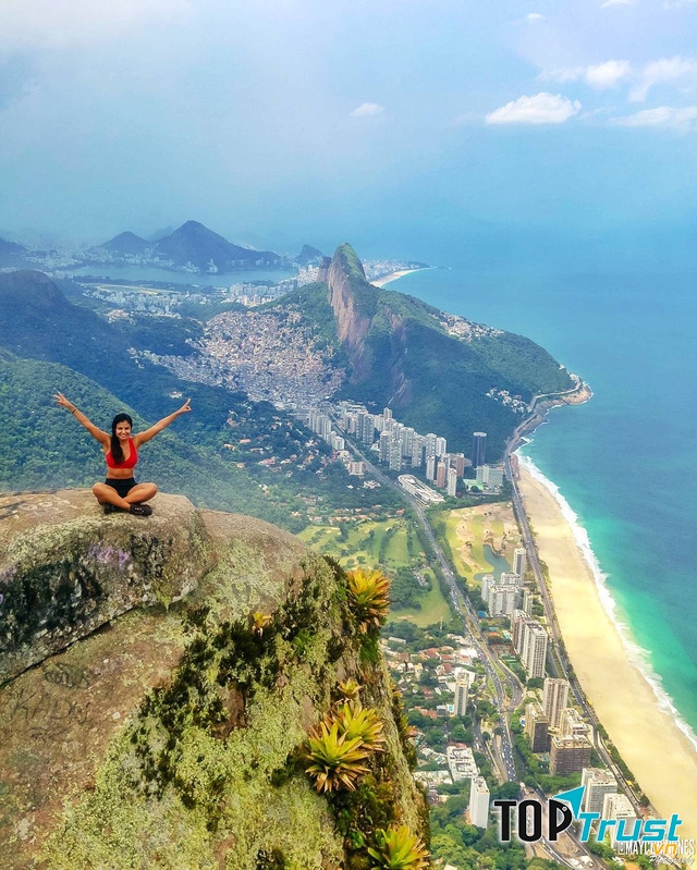 Mỏm đá Pedra da Gavea tại Rio de Janeiro