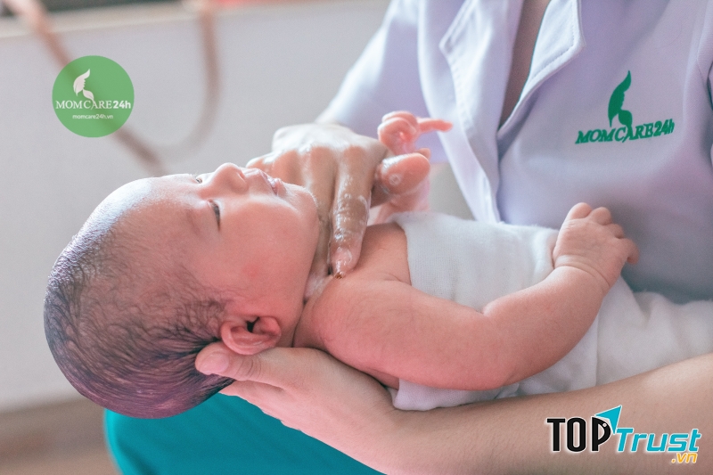 Điều dưỡng chăm sóc bé với tất cả yêu thương