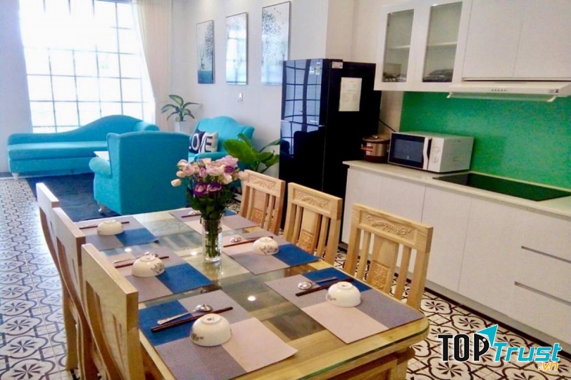 Không gian của nơi đây có 3 tầng, và sân nhà, ở tầng trệt có phòng khách gồm có ghế sofa, TV