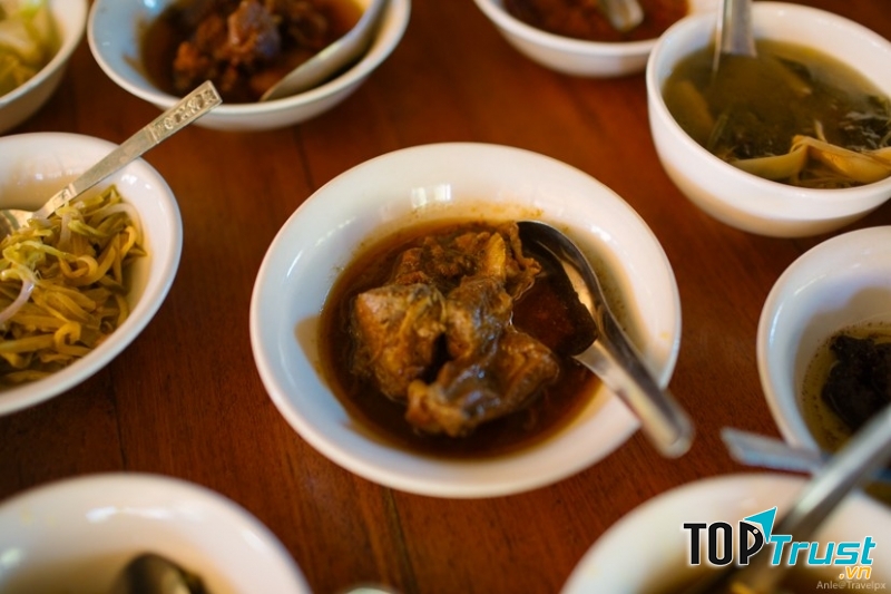 Món ăn địa phương đặc sắc