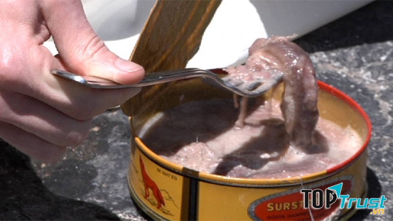 Surströmming (cá trích lên men) – Thụy Điển
