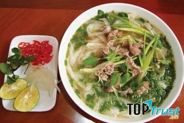 Phở là một thứ quà đặc biệt của Hà Nội, không phải chỉ riêng Hà Nội mới có, nhưng chính là vì chỉ ở Hà Nội mới ngon