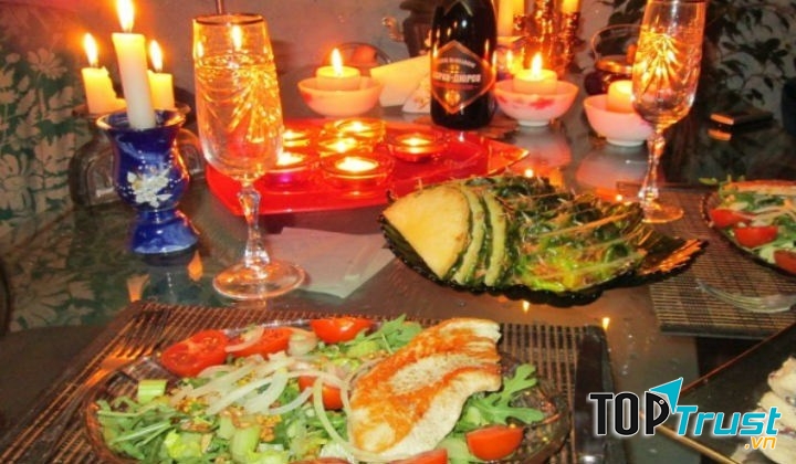 Nếu có khả năng, bạn có thể dành tặng vợ yêu điều bất ngờ bằng cách nấu một bữa ăn với những món mà nàng yêu thích.