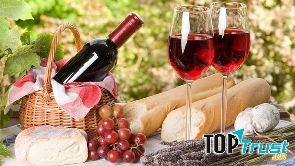 Ngày lễ này được đặt tên theo một nhân vật trong truyện cổ Romania.