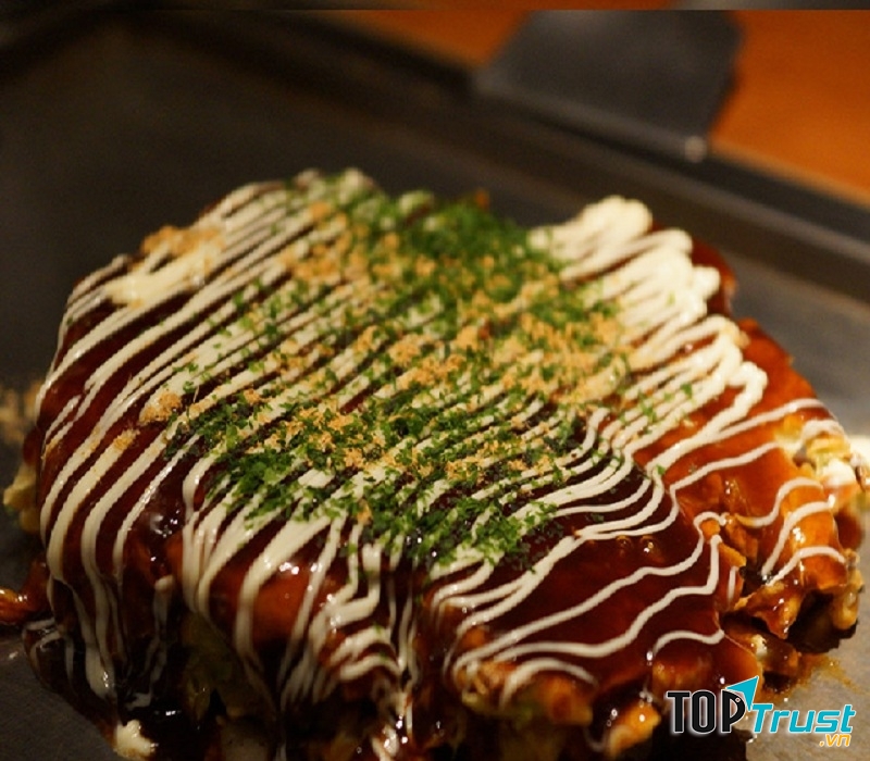 Chính vì sự cầu kì này cho mỗi chiếc bánh, Okonomiyaki của Hiroshima vô cùng nổi tiếng, được nhiều người yêu thích mỗi khi khách du lịch đặt chân tới thành phố này.