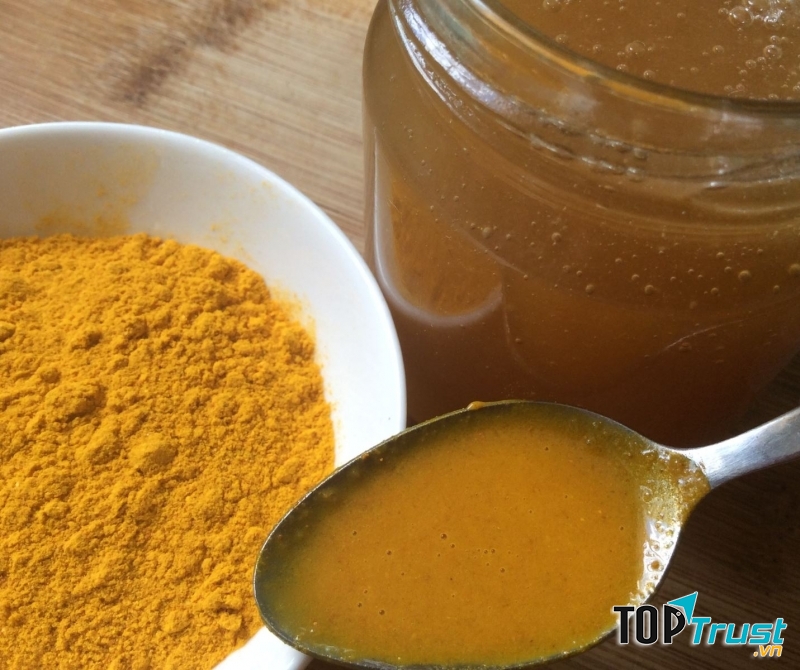 Tinh bột nghệ trộn với mật ong luôn là thần dược cho làn da của phụ nữ sau sinh