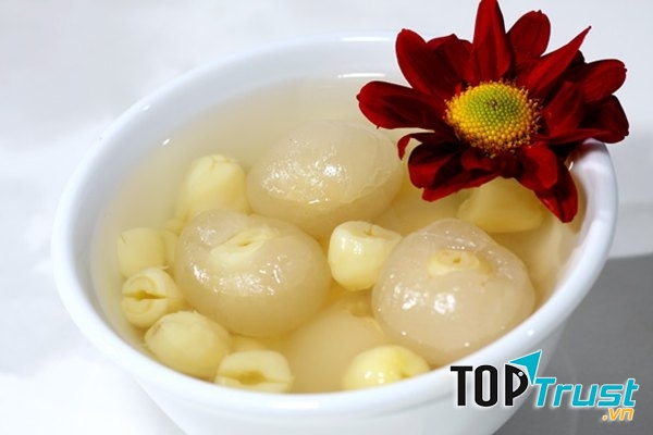 Chè hạt sen long nhãn giúp bạn ngủ ngon giấc