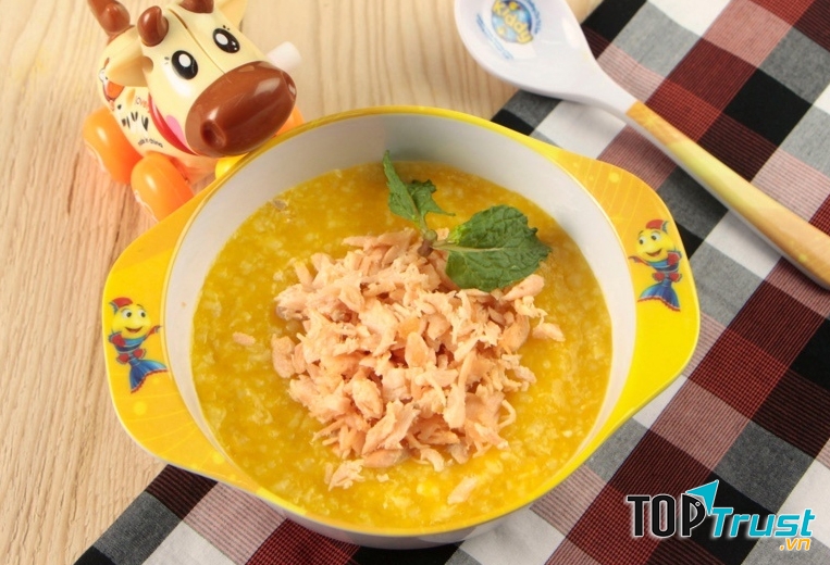 Món cháo cá hồi bí đỏ