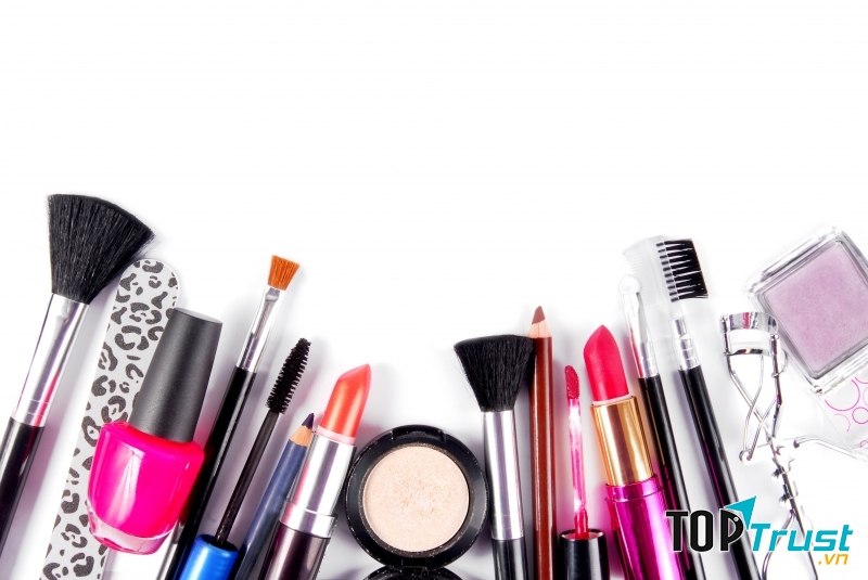 Hạn chế trang điểm quá đậm hoặc lạm dụng mỹ phẩm