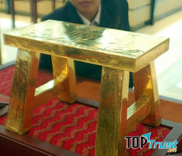 Ghế đẩu được làm hoàn toàn bằng vàng