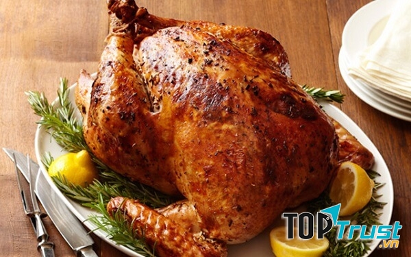 Thịt gà được làm sạch, cắt bỏ cổ, đầu và chân và để thật khô, ướp cùng gừng, hành tây thái lát và một chút rượu vang đỏ, gia vị.