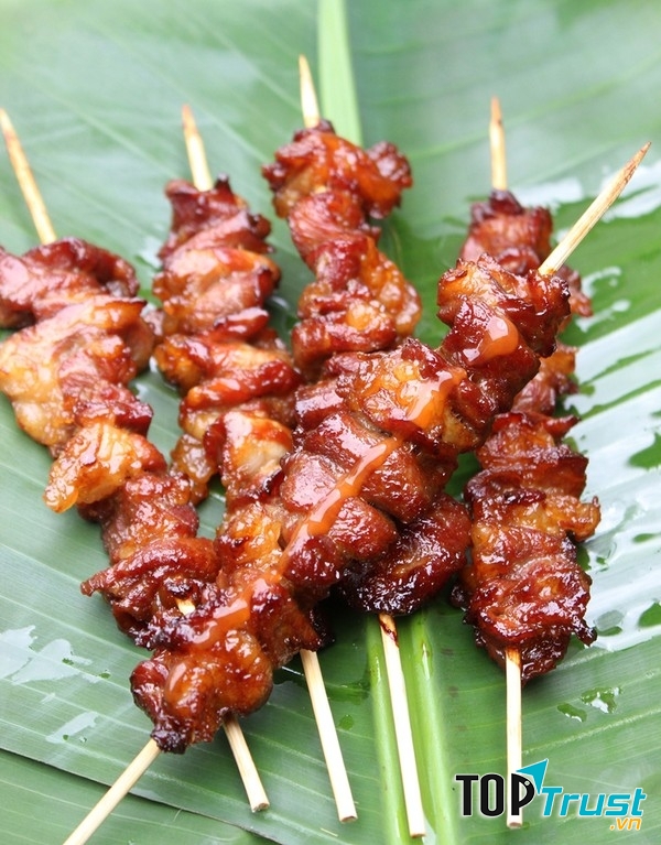 Thịt xiên nướng là món nướng ăn vặt nổi tiếng của Hà Nội