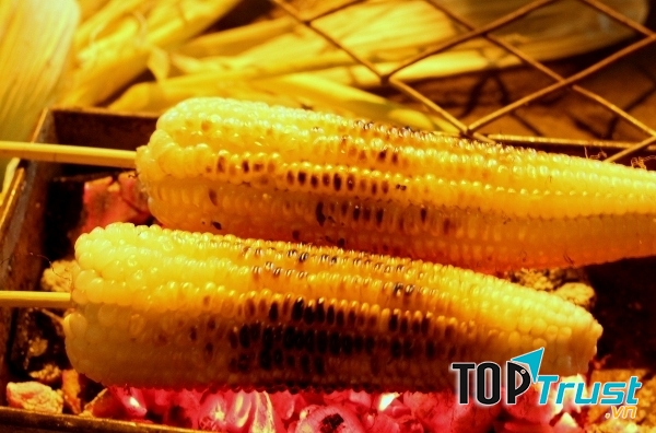 Ngô nướng - món nướng ăn vặt yêu thích của giới trẻ Hà thành