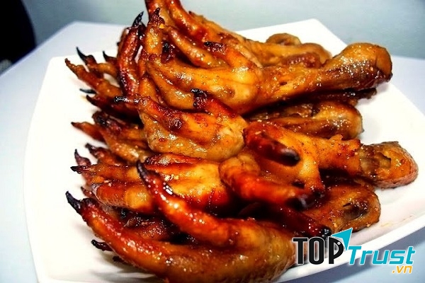 Một trong những món nướng ăn vặt của Hà Nội vào mùa đông bạn không nên bỏ qua đó là: những chiếc chân gà nướng .