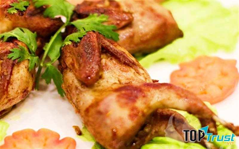 Những đĩa chim vàng óng, nóng hổi và thơm nức mũi vừa làm món nhậu, món ăn chơi đều rất hợp vị.