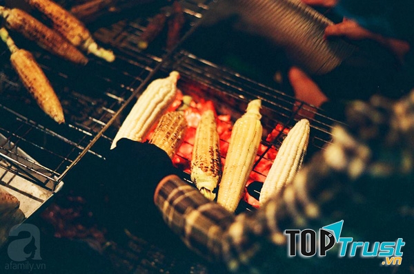 Hạt ngô nướng lên vàng rộm, dẻo dai, thơm dậy mùi của sữa ngô, của lớp lá còn tươi phủ bên ngoài và đâu đó là thoang thoảng mùi của khói nướng.