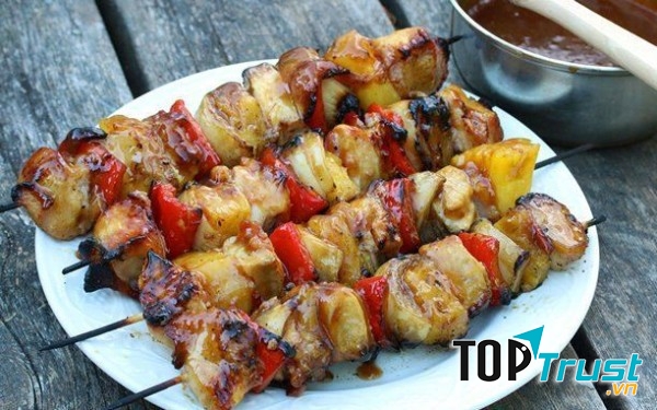 Người ta thường ăn thịt xiên nướng cùng tương ớt hay tương cà cũng đều rất hợp vị.