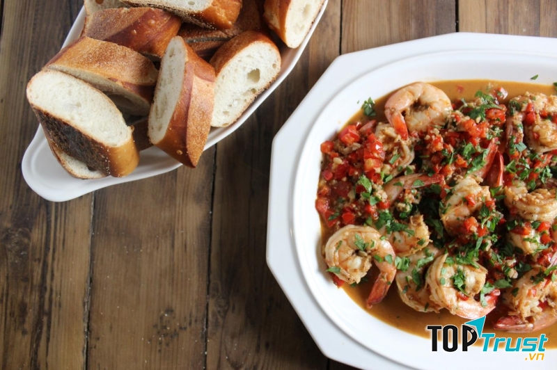 Món tôm xứ Creole thường được ăn cùng cơm trắng hoặc bánh mì