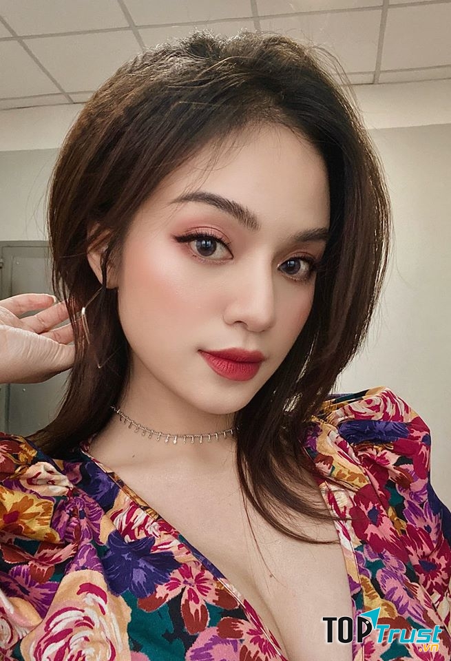 Mona Makeup & Academy