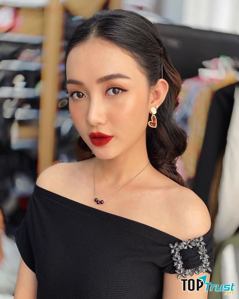 Mona Makeup & Academy