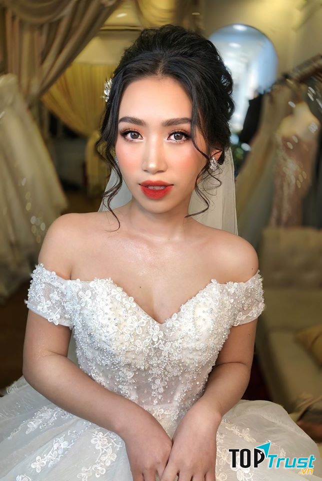 Mona Makeup & Academy