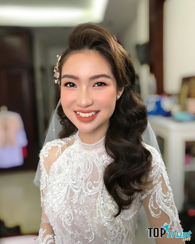 Mona Makeup & Academy