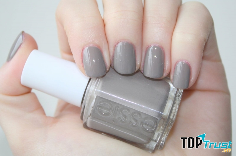 Sơn móng tay có màu xám khá đơn giản