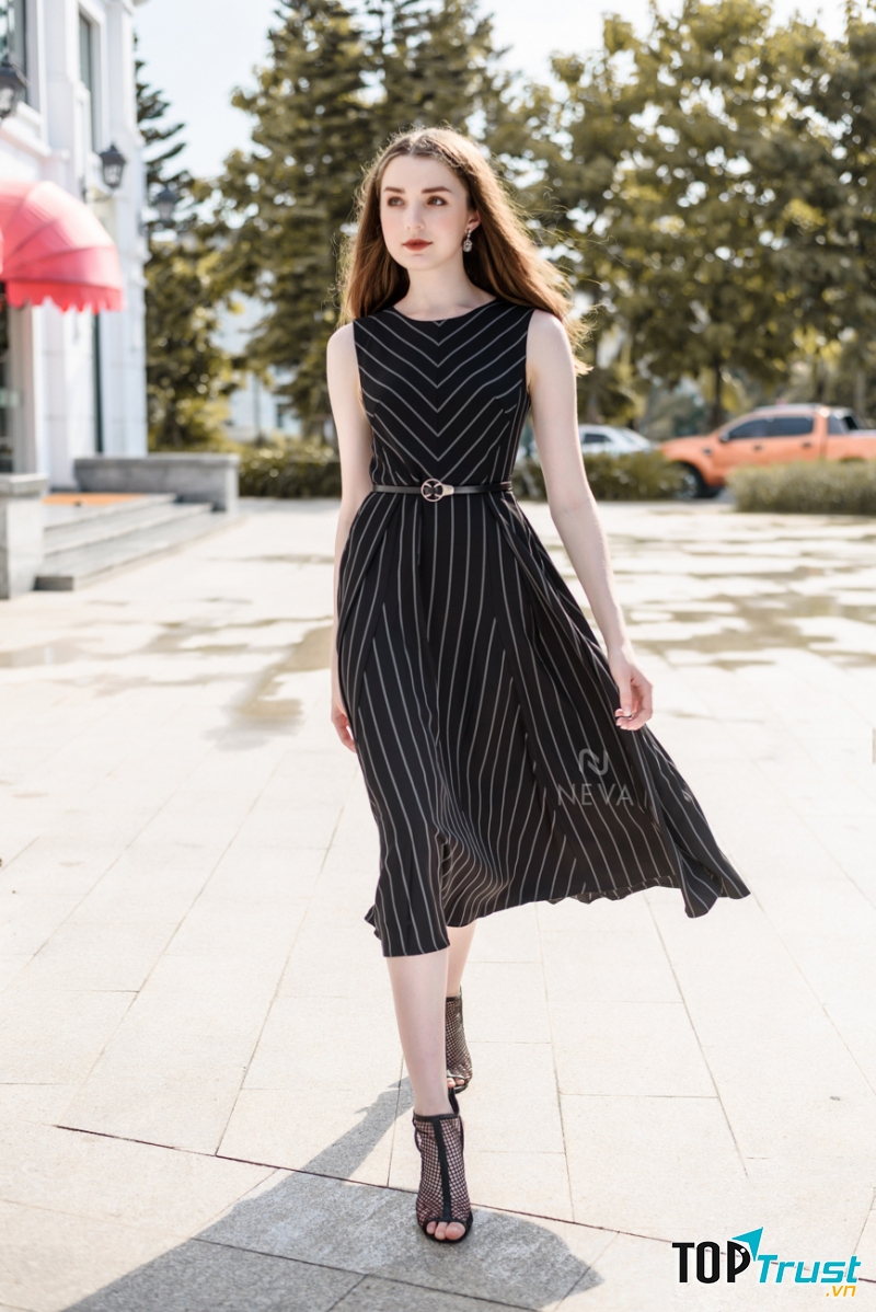 Monochrome giúp các cô gái trông hiện đại