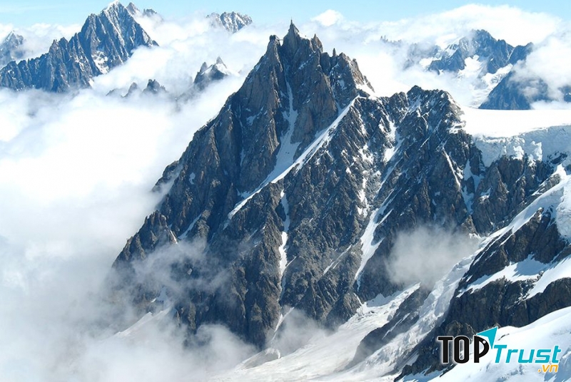 Bạn có muốn ở trong một ngôi nhà mà ngay đằng sau là dãy núi hùng vĩ như thế kia không?