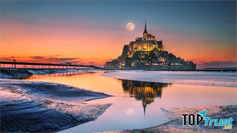Mont Saint - Michel, lâu đài thời trung cổ trên hòn đảo nhỏ