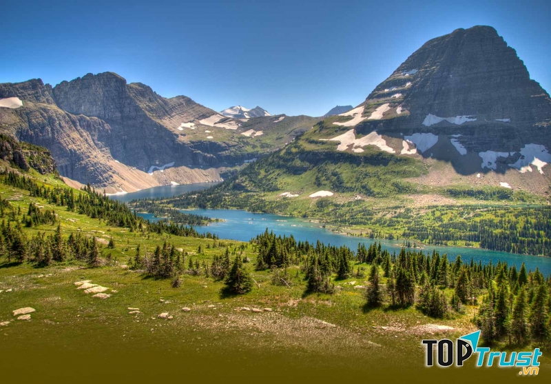 Dãy Montana bị bao phủ bởi tuyết trắng