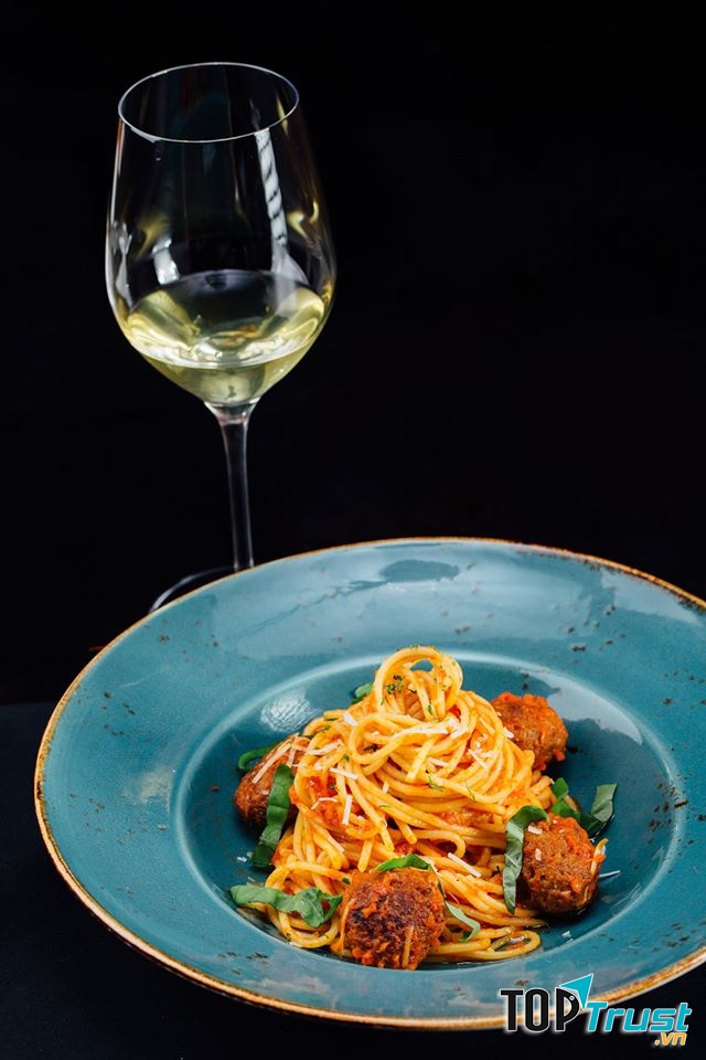 Đĩa mì ý hài hoà màu sắc với sợi mì đến sốt kem và toping