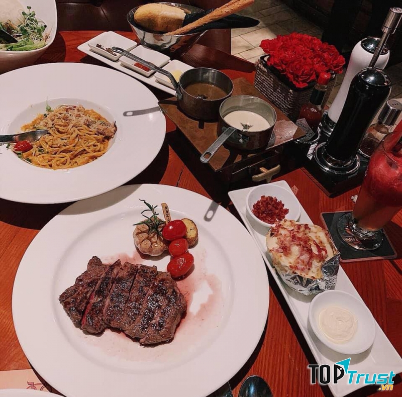 Chỉ cần ngửi qua hương thơm đã muốn thưởng thức ngay một đĩa mì ý của quán ﻿Moo Beef Steak