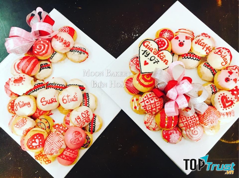Bánh su vẽ hình tại Moon Bakery