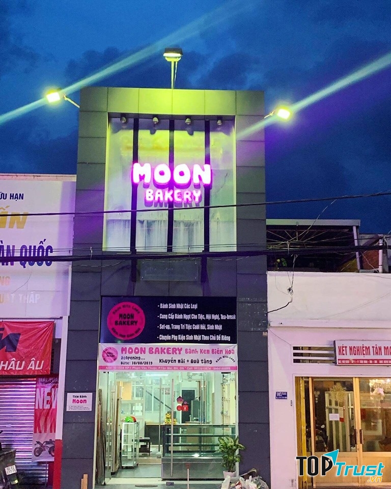 Moon Bakery có không gian xinh xắn, sang trọng.