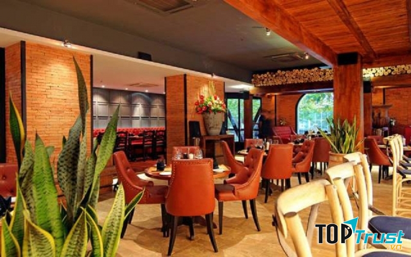 Không gian phong cách Mỹ Moo Beef Steak Đồng Khởi