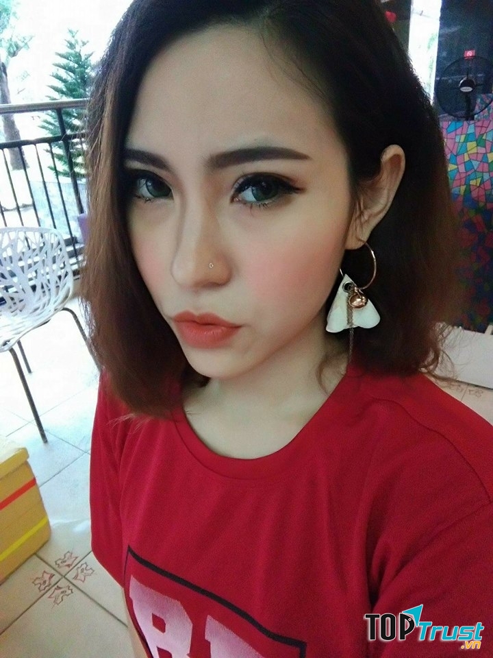 Cô chủ xinh đẹp của Moon Lens Shop với một mẫu len của shop