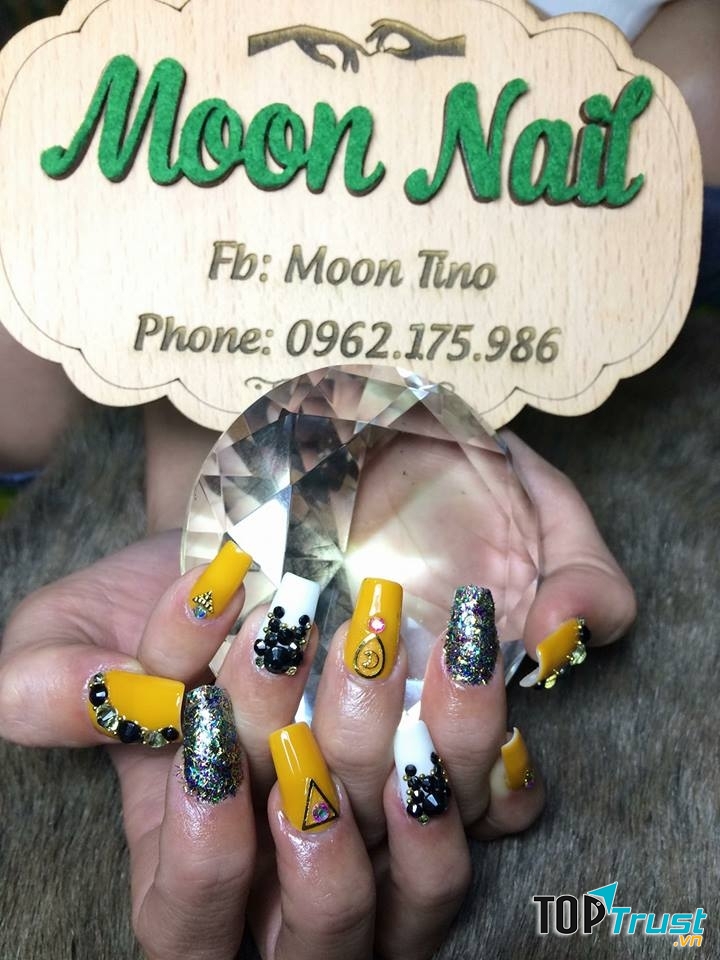 Moon Nail