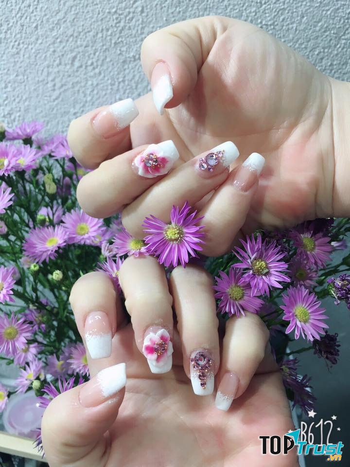 Luôn dẫn đầu xu hướng, các mẫu nail tại đây luôn thể hiện được cái sự mới mẻ và ấn tượng hết mức, nổi bật từ màu sơn cho đến họa tiết trang trí.