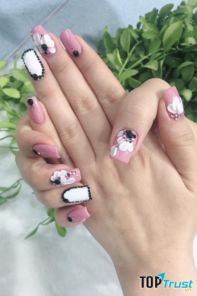 Với sự sở hữu vô số các màu sơn thuộc những nhãn hiệu lớn, hàng đầu thế giới, đồng thời không ngừng cập nhật các màu sơn mới, Moon nails đủ sức thuyết phục bất cứ quý cô ưa sơn vẽ nào