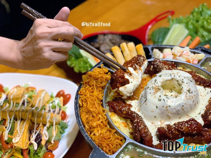 Gà phô mai tại Moon's Kitchen