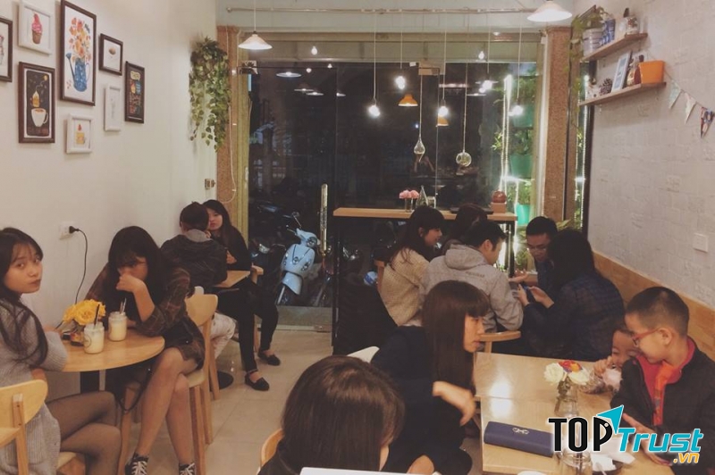 Cửa quán làm bằng kính trong, để bạn có thể ngồi trong quán nhâm nhi đồ uống, ngắm cảnh rất thoải mái.