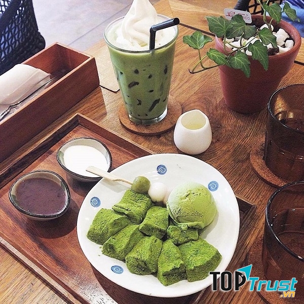 Đồ uống và bánh tại quán