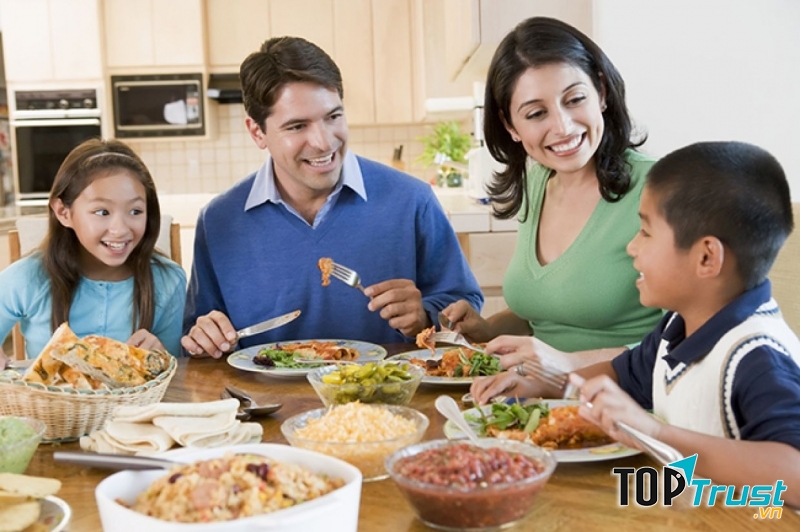 Bữa cơm ấm áp trong ngày lễ dành cho mẹ