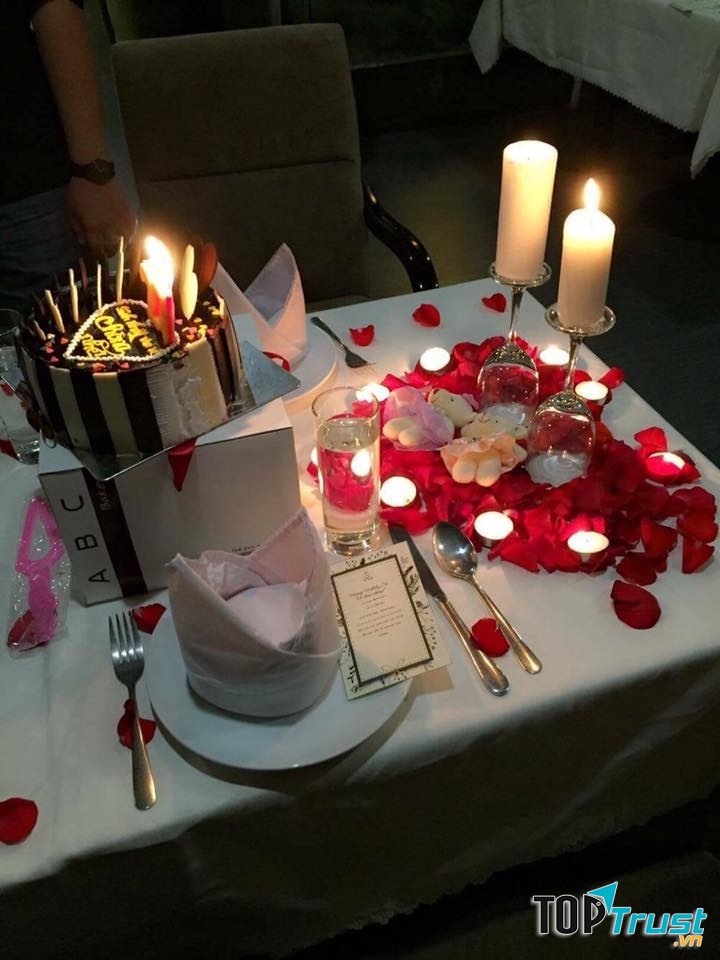 Cách cầu hôn với một bữa tối đầy nến