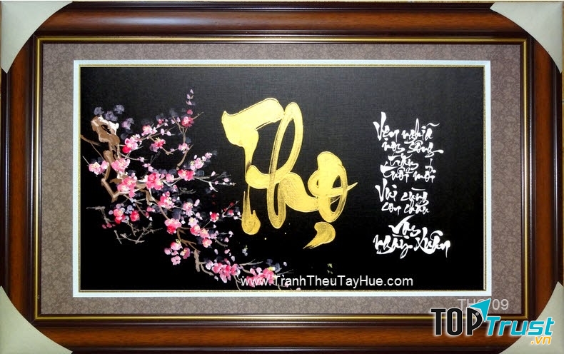 Bức tranh thêu chữ Thọ này mang hàm ý chúc ông bà sống thọ cùng con cháu