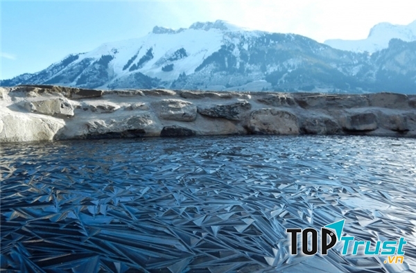 Hồ đóng băng ở Thụy Sỹ