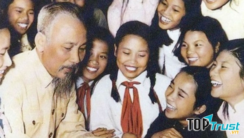 Bác Hồ với thiếu niên nhi đồng (Ảnh nguồn internet)