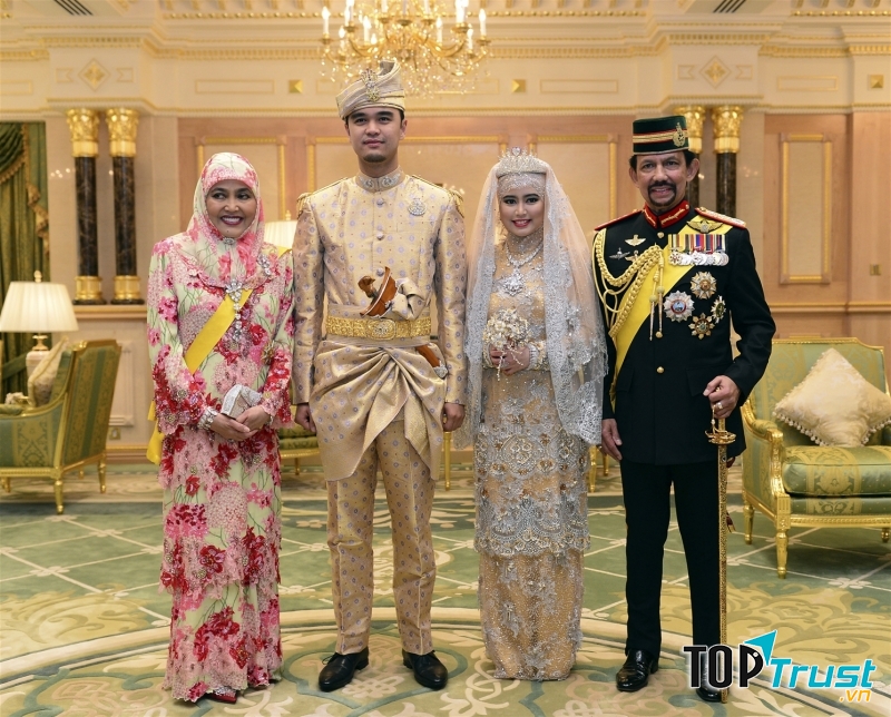 Về trang phục, bạn hạn chế mặc váy ngắn trên đùi và để tay trần, đặc biệt là đối với phụ nữ tốt nhất nên sử dụng khăn trùm đầu khi đến đây