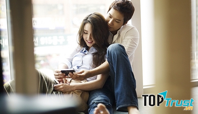 Cùng ngồi bên nhau làm việc gì đó đã là hạnh phúc lớn nhất chồng dành tặng vợ